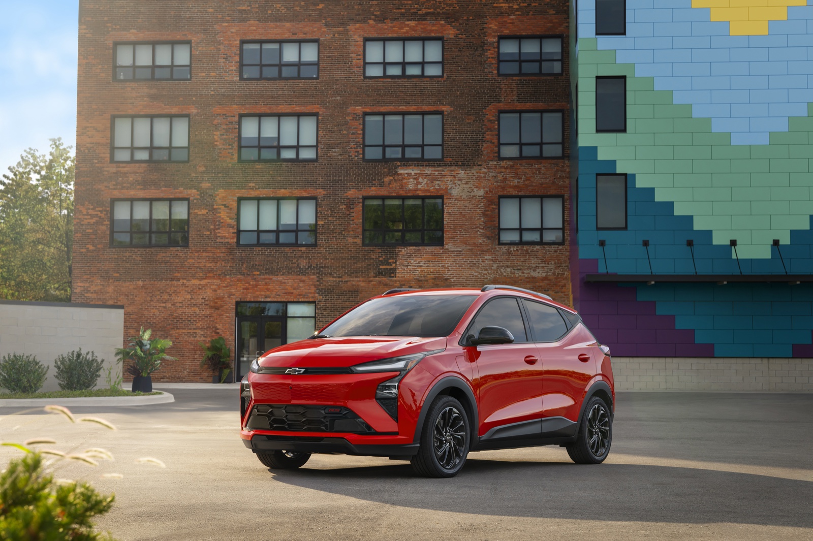 Chevrolet Bolt RS 2027 naranja, vista frontal de tres cuartos