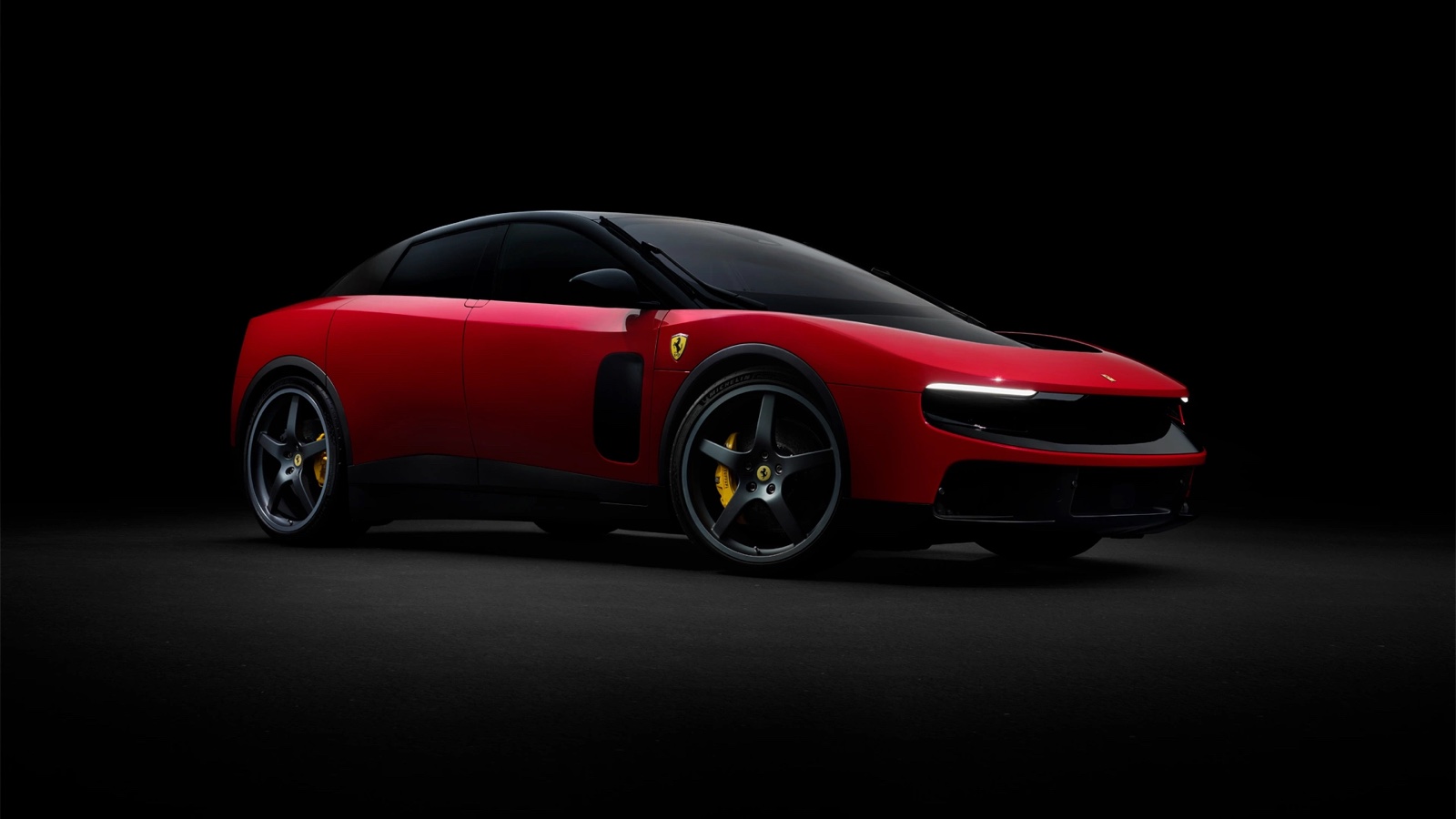 Coche eléctrico Ferrari Luce rojo en un estudio oscuro, vista frontal de tres cuartos