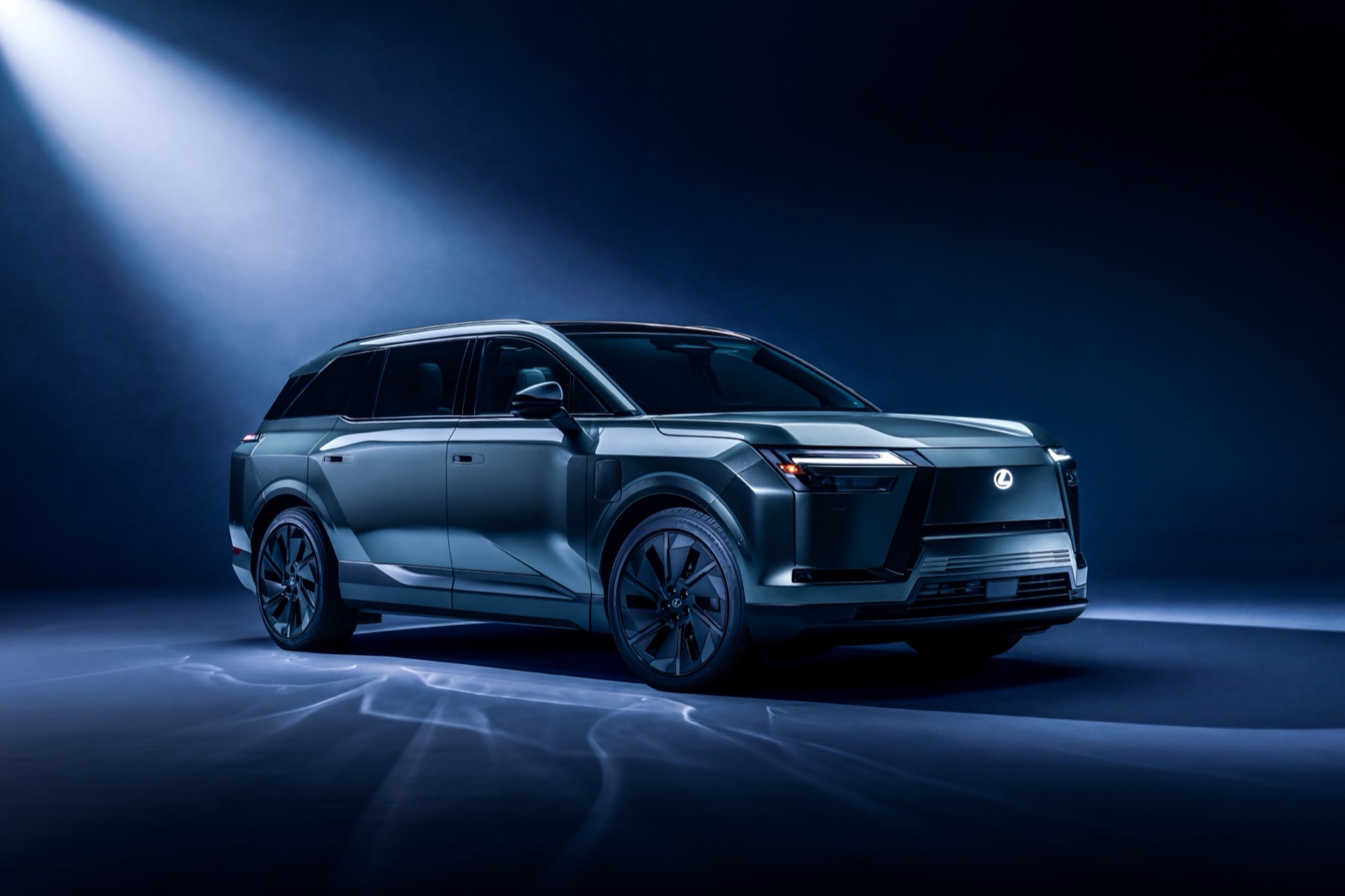 SUV eléctrico de tres filas Lexus TZ 2027 plateado, vista frontal del estudio de tres cuartos