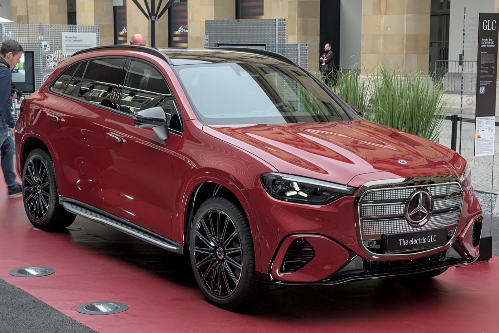 Mercedes-Benz GLC eléctrico rojo en exhibición en IAA Mobility 2025