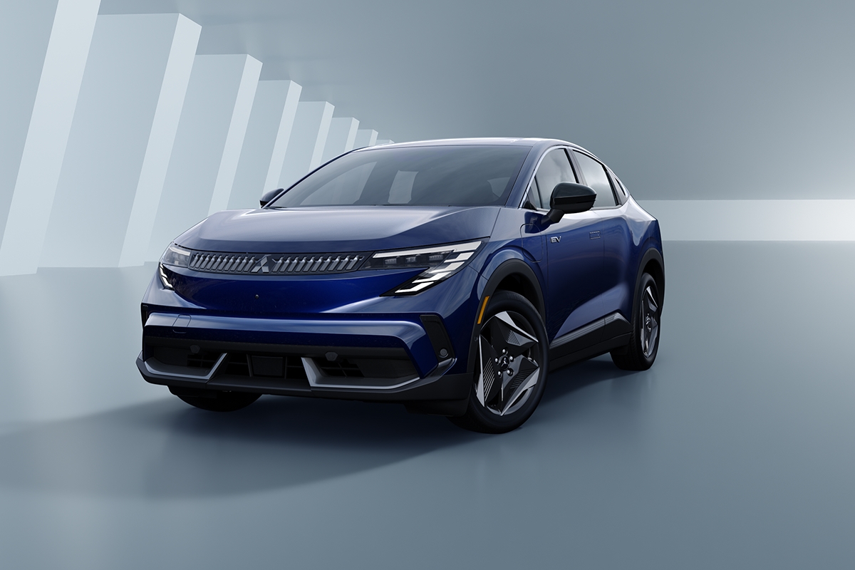 Imagen de estudio azul del Mitsubishi Eclipse Sportback EV, vista frontal de tres cuartos