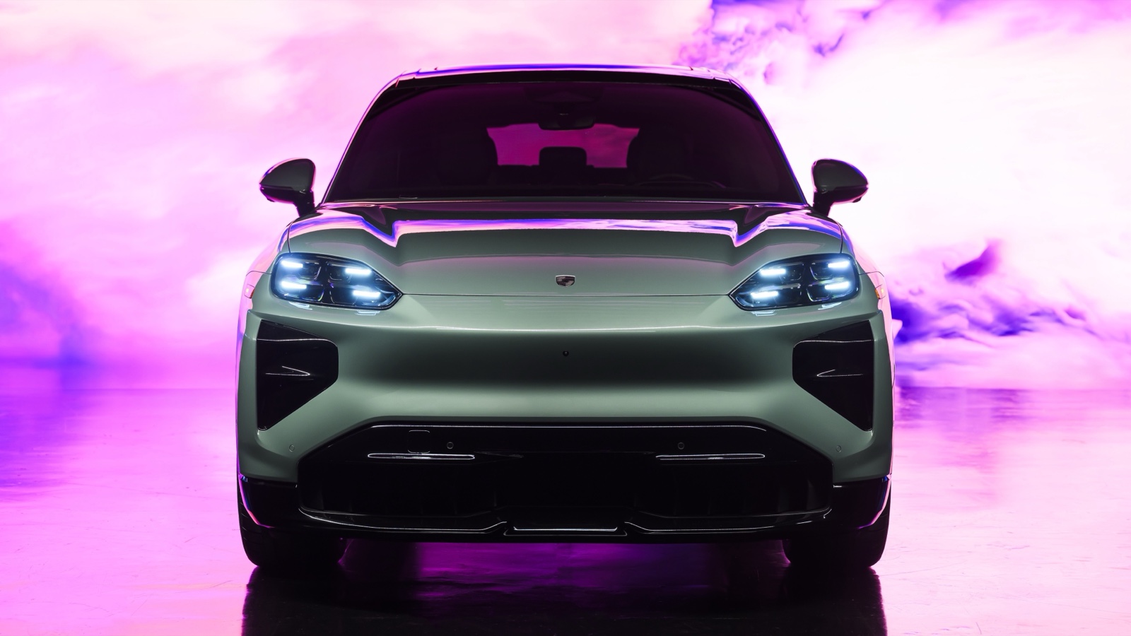Foto de estudio del Porsche Cayenne Turbo Electric verde, vista frontal
