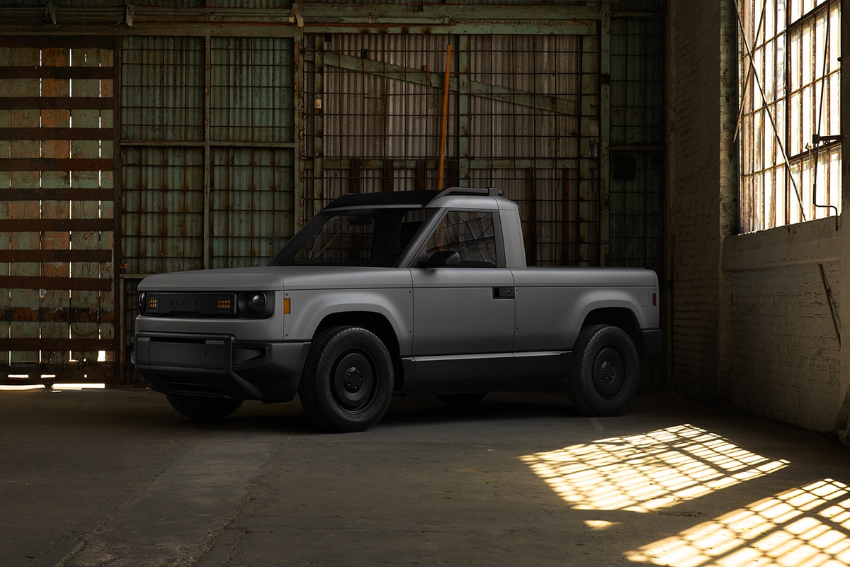 Recogida eléctrica Grey Slate Truck en un almacén, vista frontal de tres cuartos