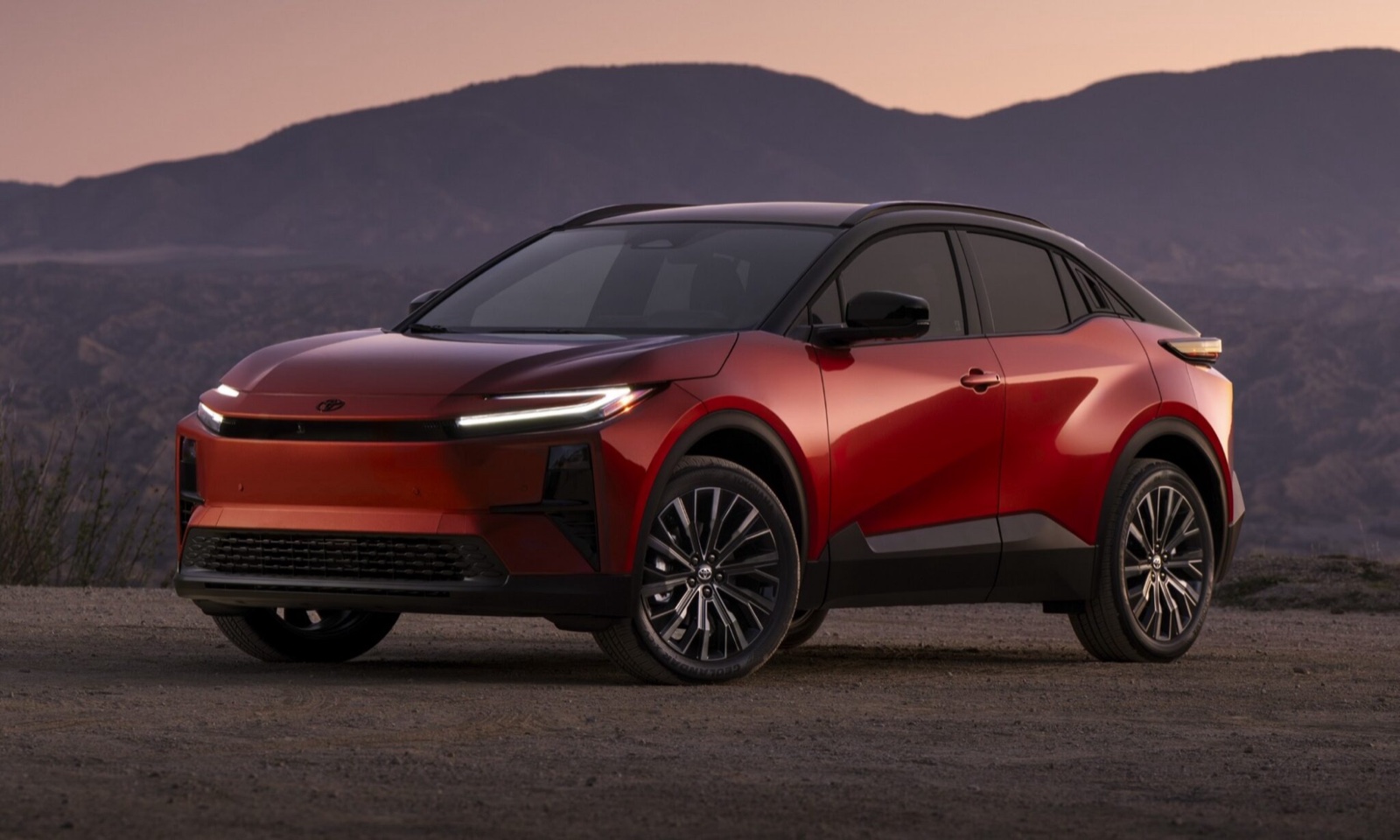 Toyota C-HR BEV 2026 rojo y negro al anochecer en las montañas