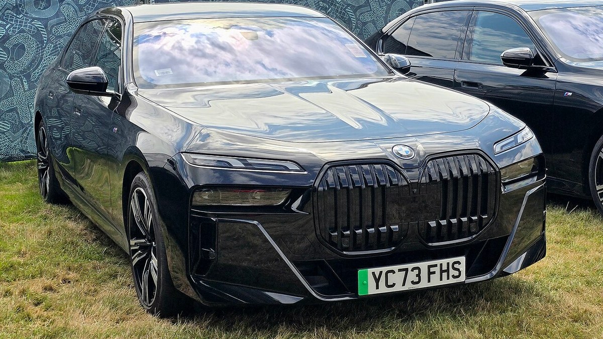 BMW i7
